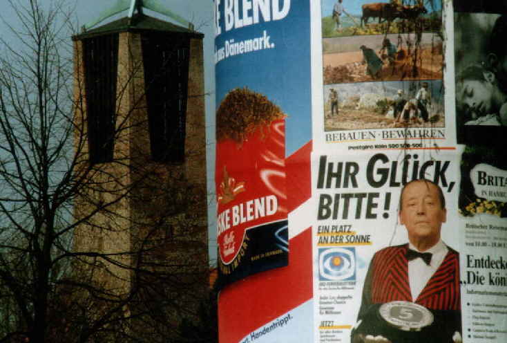 Logo Kirche und Öffentlichkeit: Kirchturm und Litfassäule mit Glücksverheiung